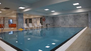 Hồ bơi trong nhà, ghế dài tắm nắng