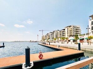 Room - Contemporary La Mer 1BR w Beach Access (Dubai)