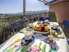 Outdoor dining - Nice apartment for 4 guests with WIFI, TV, patio and panoramic view (Imperia)