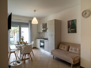 Interior - Beautiful apartment for 4 guests with A/C, pool, WIFI, TV, terrace and pets allowed (Silvi)
