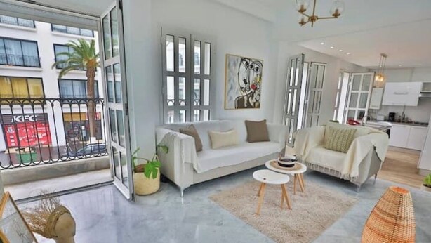 A modern living room with a sofa, a coffee table, and a decorative lamp. - Luxurious apartment with sea view in La Marsa (Marsa)