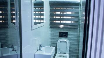 Single Room, City View | Bathroom | Combined shower/tub, towels, soap, shampoo
