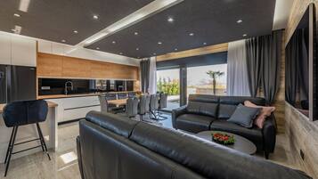 100-cm-Flachbildfernseher mit Satellitenempfang, Tischfußball