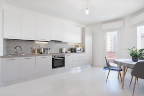 Kühlschrank, Ofen, Herdplatte, Wasserkocher mit Kaffee-/Teezubehör