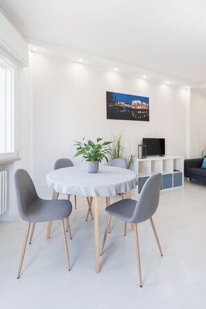 Dining - Treviso. Entire accommodation 2 rooms: modern and comfortable (Treviso)
