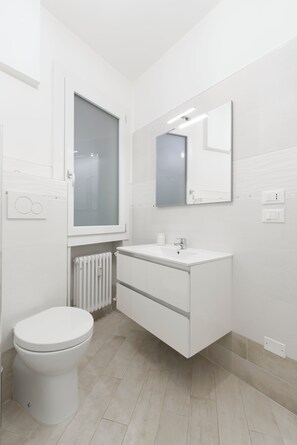 Shower, hair dryer, bidet, towels - Treviso. Entire accommodation 2 rooms: modern and comfortable (Treviso)