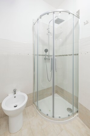 Dusche, Haartrockner, Bidet, Handtücher