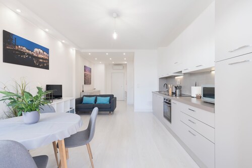 Treviso. Entire accommodation 2 rooms: modern and comfortable