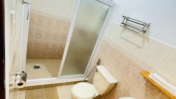 Deluxe-Vierbettzimmer | Badezimmer | Dusche, kostenlose Toilettenartikel, Handtücher, Seife