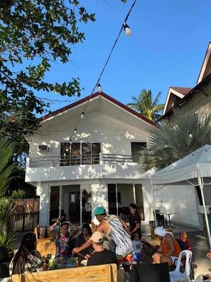 En la playa, playa de arena blanca y toallas de playa