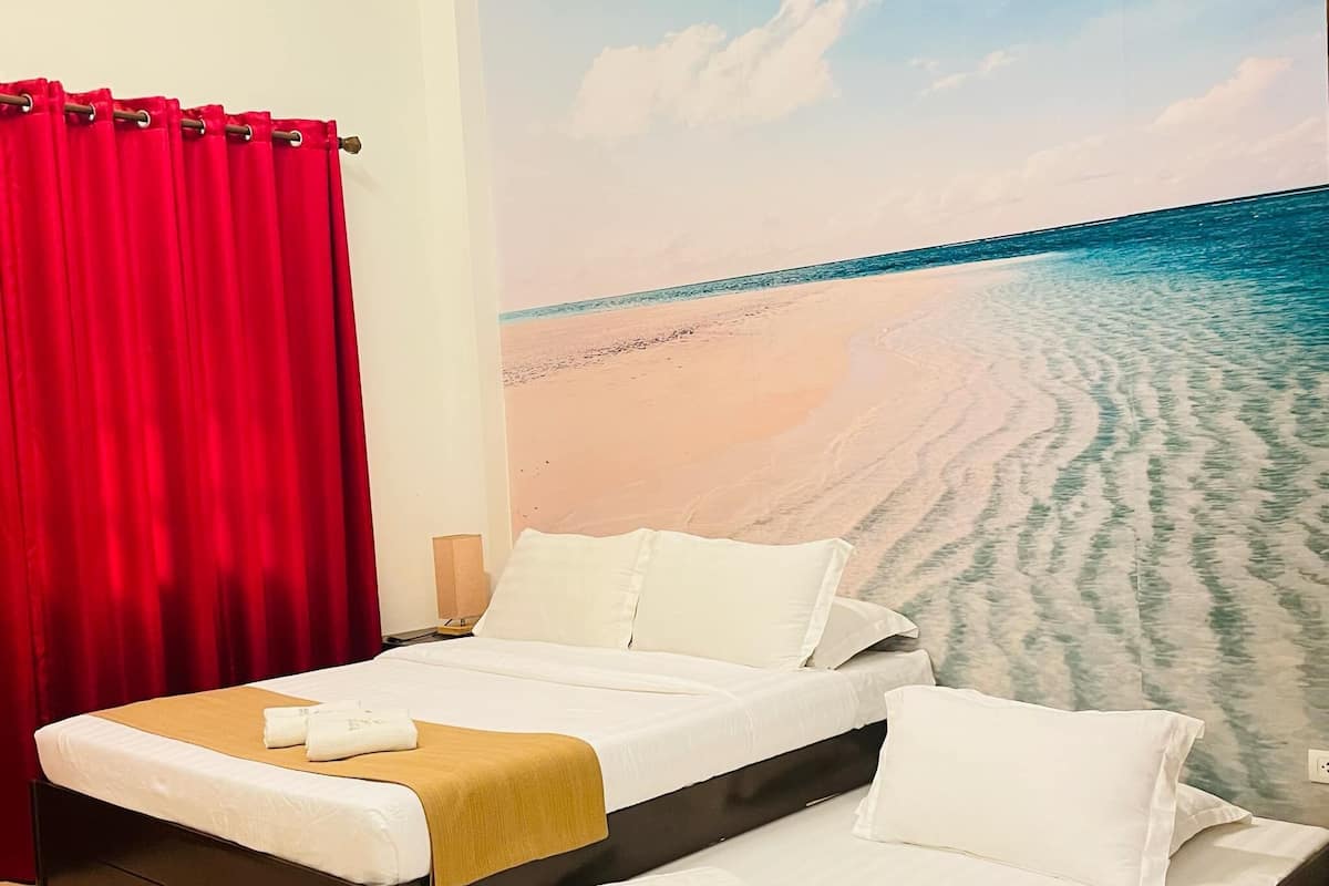 Deluxe-Vierbettzimmer | Schreibtisch, laptopgeeigneter Arbeitsplatz