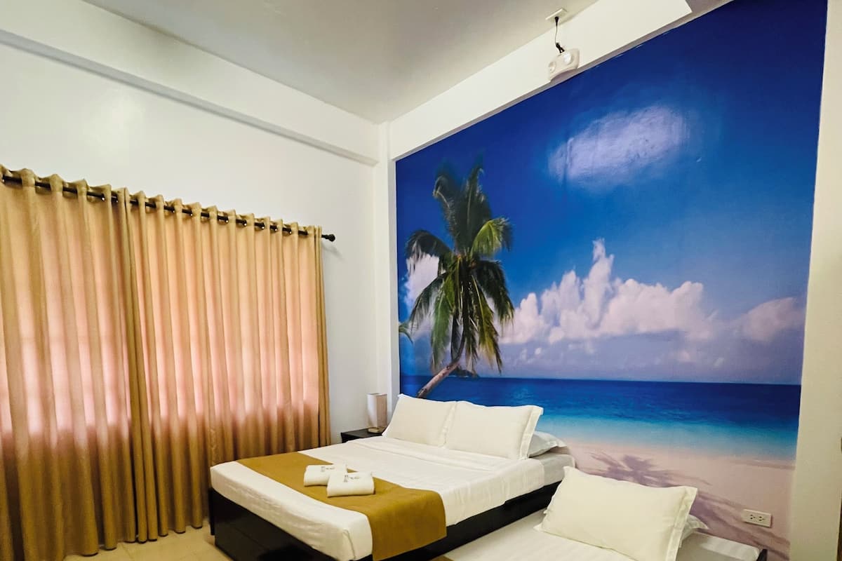 Deluxe-Vierbettzimmer | Schreibtisch, laptopgeeigneter Arbeitsplatz