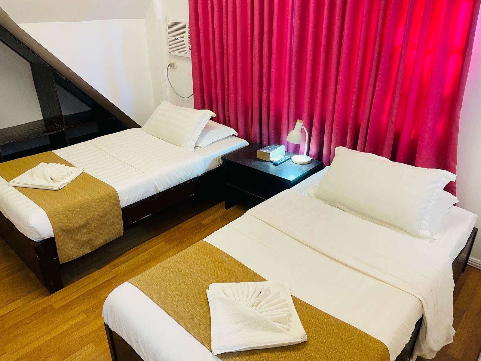 Standard dubbelrum eller tvåbäddsrum - icke-rökare - privat badrum | Skrivbord och arbetsyta för laptop