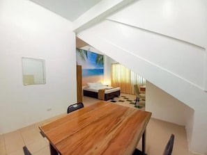 Kamar Quadruple Deluks | Meja kerja dan ruang kerja ramah laptop