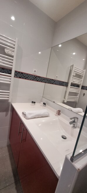 Dusche, Haartrockner, Handtücher, Seife