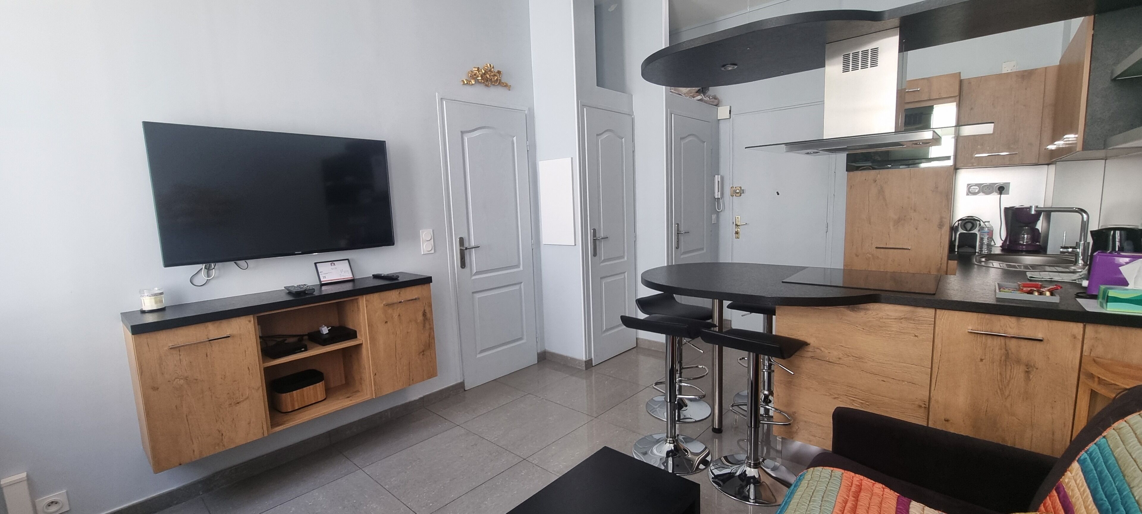 Fridge, microwave, dishwasher, coffee/tea maker