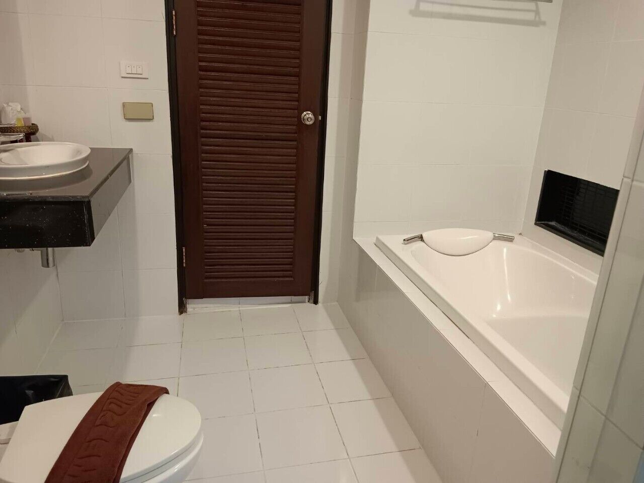 Habitación, vistas al complejo turístico | Baño