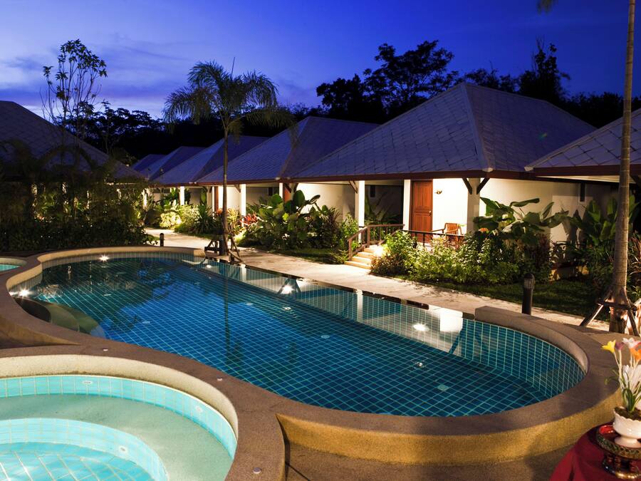 Kamer, uitzicht op resort | Verduisterende gordijnen, extra bedden (toeslag), gratis wifi