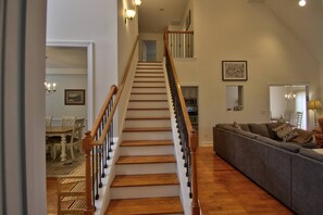 Fernseher, Kamin, Stereoanlage