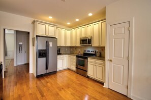 Køleskab, mikrobølgeovn, opvaskemaskine, kaffe-/temaskine