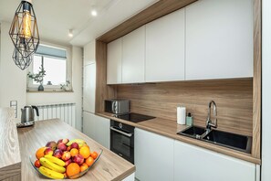 Microwave, oven, dishwasher, coffee/tea maker