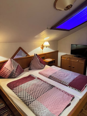 Classic Apartment | Laptop workspace, free WiFi, bed sheets. Gasthaus Torwirt