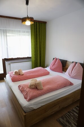 Espacio para trabajar con laptop, wifi gratis y ropa de cama 