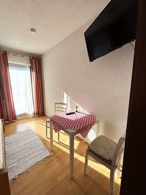 Habitación doble Confort | Espacio para trabajar con laptop y wifi gratis 