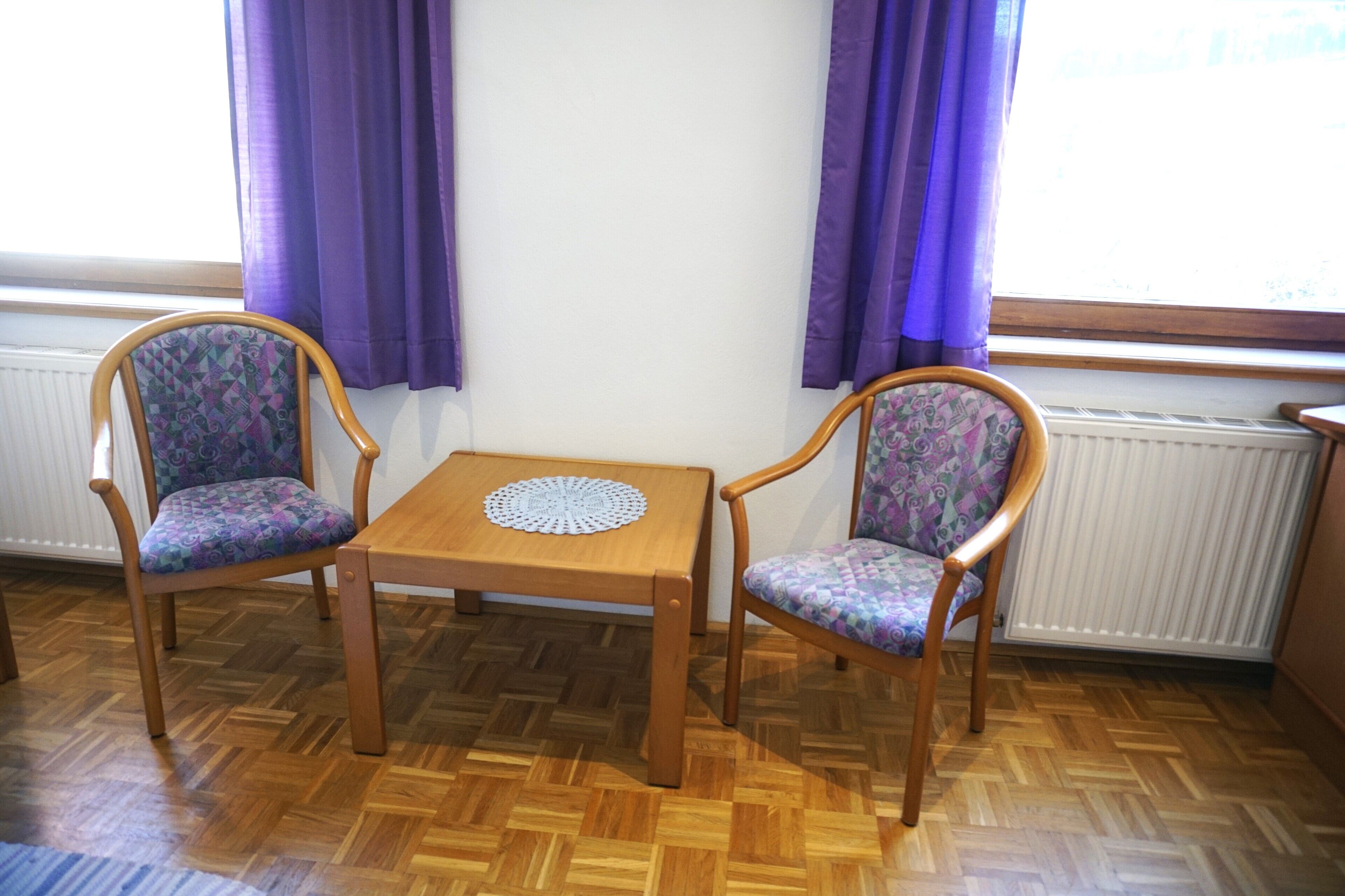 مساحة عمل للكمبيوتر المحمول وواي فاي مجانًا وملاءات أسرّة