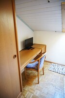 Espacio para trabajar con laptop, wifi gratis y ropa de cama 