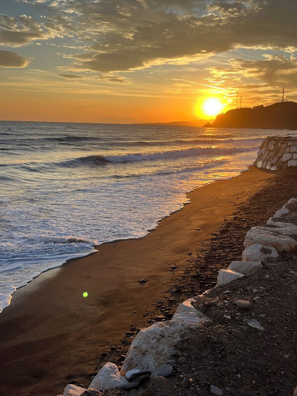 Sulla spiaggia, lettini da mare, teli da spiaggia