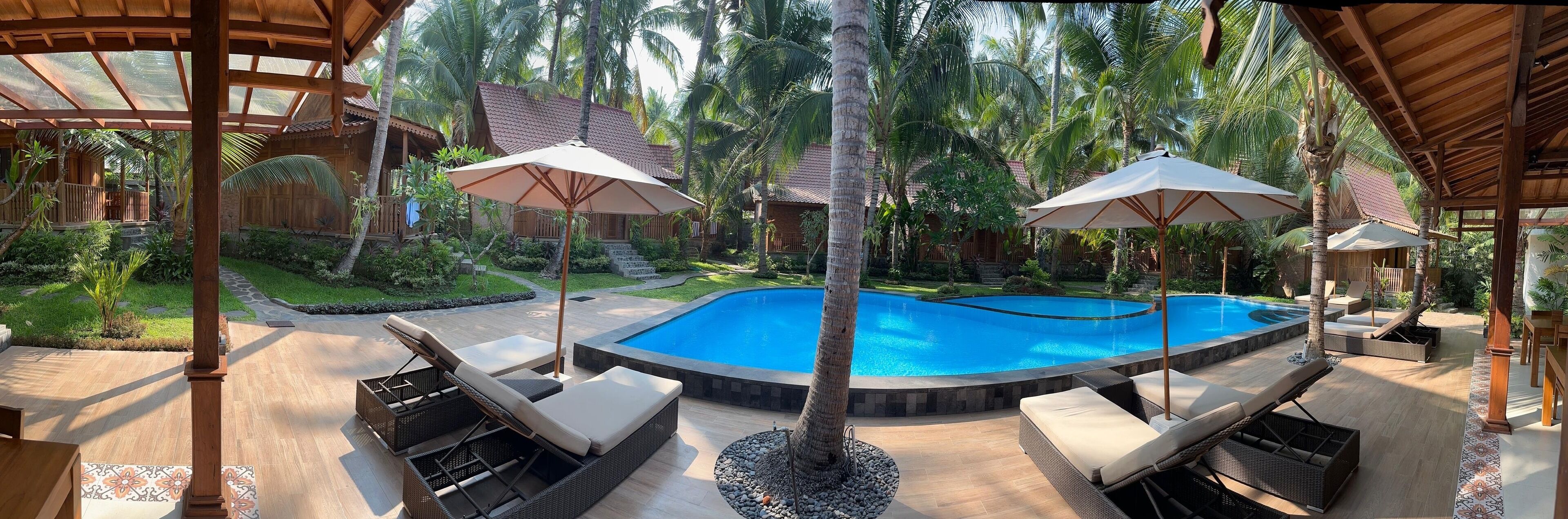 Piscina externa, funciona das 7h às 19h, guarda-sóis, espreguiçadeiras