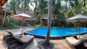 Piscina externa, funciona das 7h às 19h, guarda-sóis, espreguiçadeiras