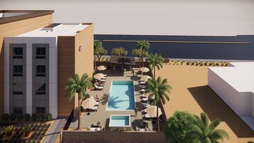 Una piscina al aire libre