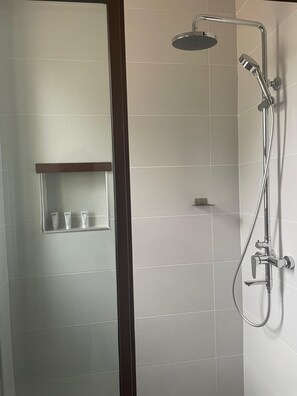 Produtos de toalete grátis, toalhas de banho, sabonete, papel higiênico