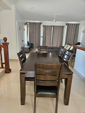 Appartement, vue jardin | Restauration dans la chambre