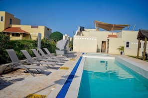 Una piscina al aire libre