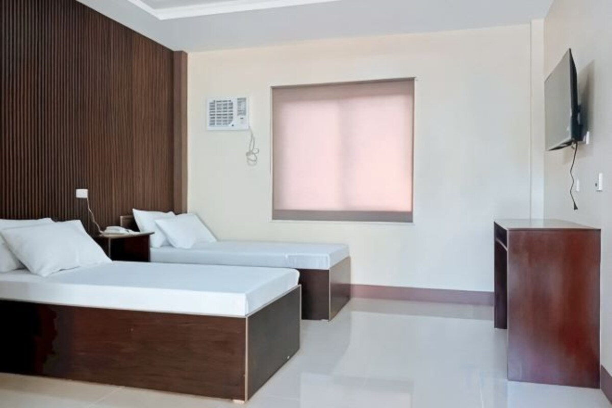 RedDoorz Twin Room