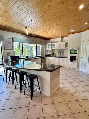 Fridge, microwave, oven, stovetop - Retreat on Estuary !
Huge waterfront residence for large groups to enjoy (Bouvard)