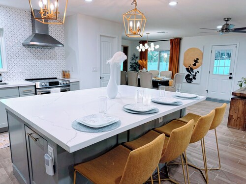 Your Scottsdale Oasis Awaits
Spacious 5-bed home in brilliant Scottsdale AC WiFi