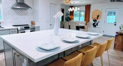 Your Scottsdale Oasis Awaits
Spacious 5-bed home in brilliant Scottsdale AC WiFi