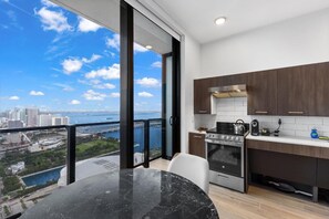 Jääkaappi, mikroaaltouuni, uuni, liesi