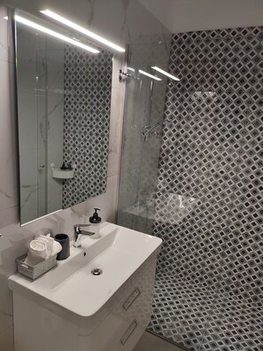 Dusche, Haartrockner, Handtücher, Seife