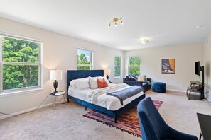 5 bedrooms, desk, iron/ironing board, WiFi