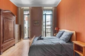 3 habitaciones, tabla de planchar con plancha, wifi y ropa de cama 