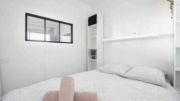 1 slaapkamer, een strijkplank/strijkijzer, wifi, beddengoed