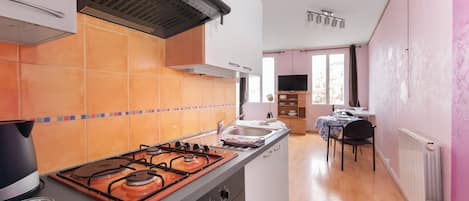 Refrigerador, cafetera y tetera y utensilios de cocina