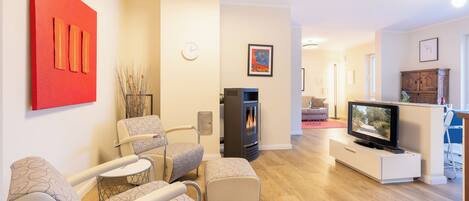 TV, fireplace, stereo