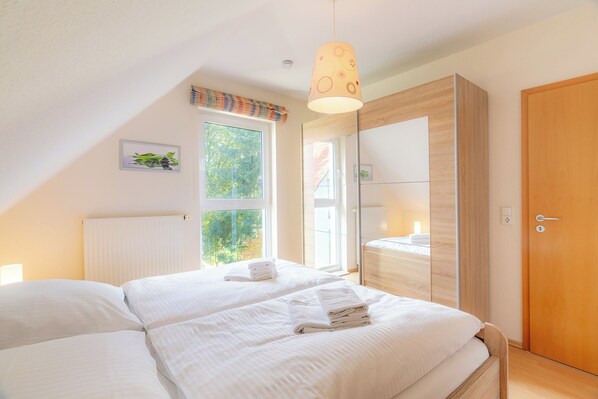 2 habitaciones, cuna de viaje y ropa de cama 