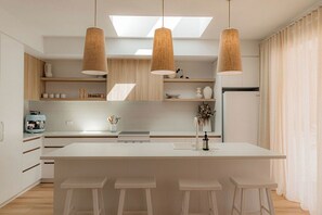 Fridge, microwave, oven, stovetop - Bay Days - Binalong Bay (Break O'Day)